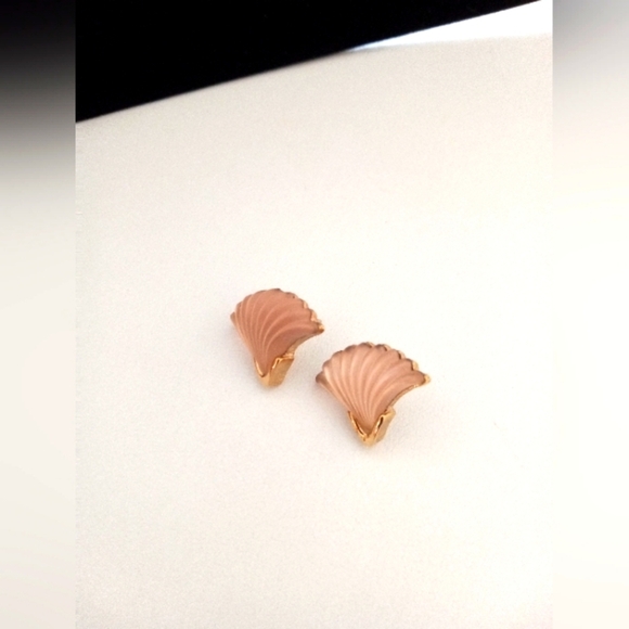 Whiting & Davis Earrings Frosted Peach Glass Shell Shape RARE FIND - Picture 4 of 9